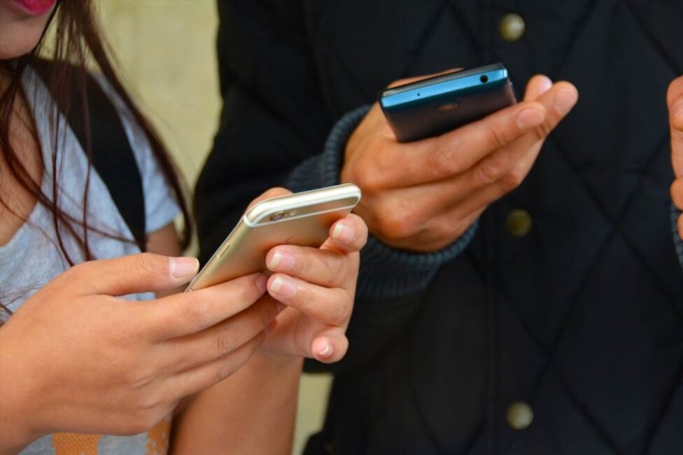 jak wyczyścić żółte etui na telefon